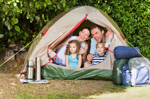 Vrolijke familie camping in de tuin — Stockfoto