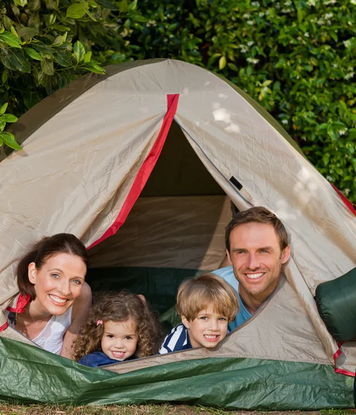 うれしそうな家族の庭でキャンプ — ストック写真