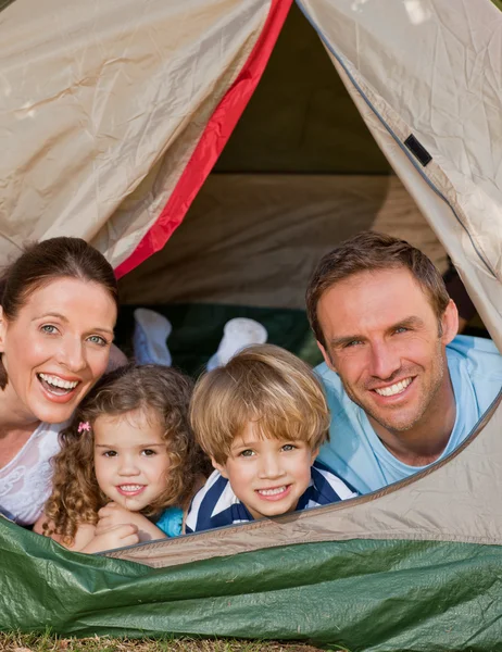 Família alegre acampar no jardim — Fotografia de Stock