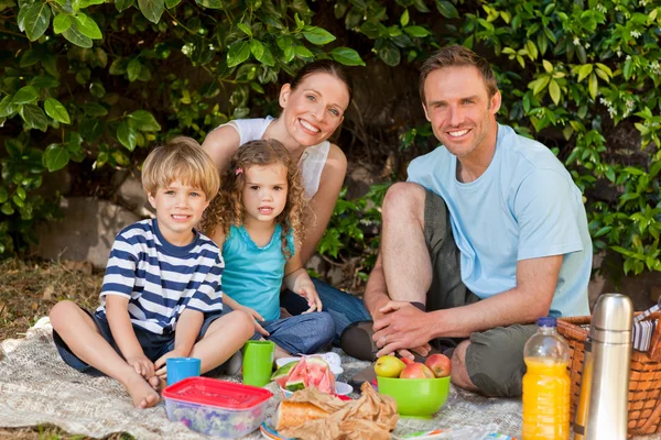 Gelukkige familie picknicken in de tuin — Stockfoto