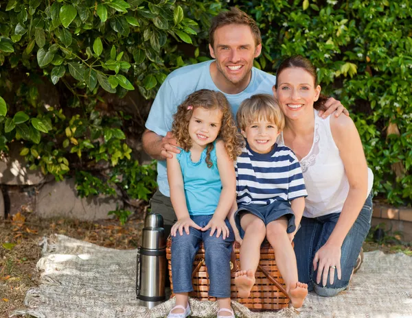 幸せな家族の庭でピクニック — ストック写真