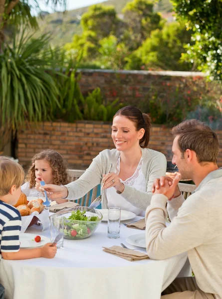 Bahçede yemek aile — Stok fotoğraf