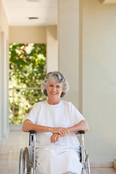 Kvinnan i hennes rullstol — Stockfoto