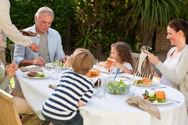 정원에서 먹는 가족 — 스톡 사진