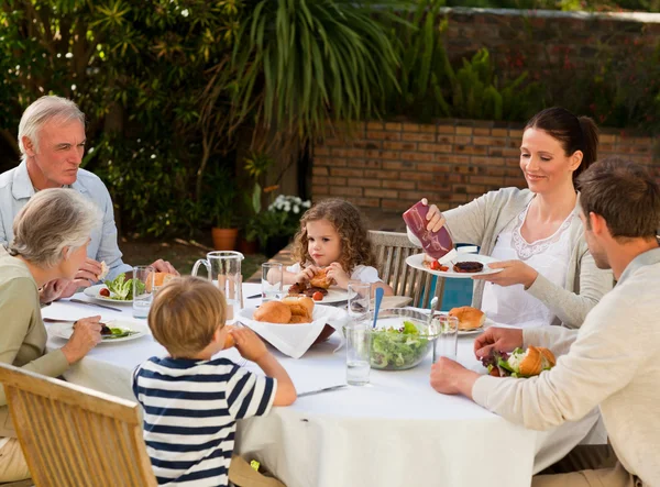 愛らしい家族の庭で食べること — ストック写真