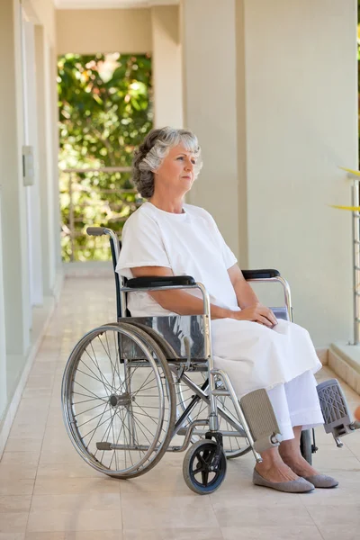 Mulher em sua cadeira de rodas — Fotografia de Stock
