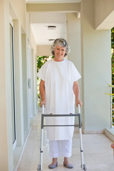 Senior vrouw met haar zimmer frame — Stockfoto
