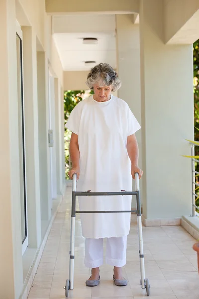 Starszy kobieta z jej klatki zimmer — Zdjęcie stockowe
