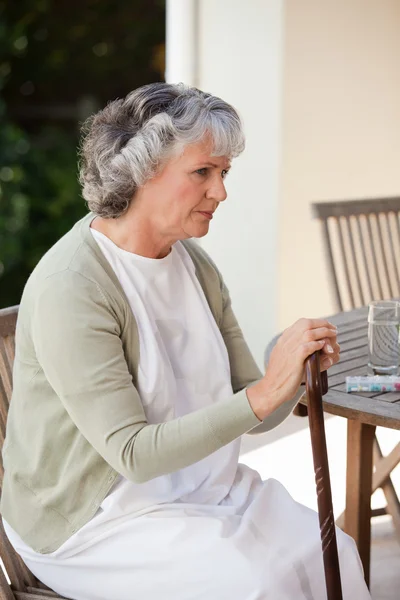 Pensionerad kvinna med sin käpp — Stockfoto