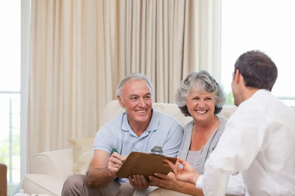 Seniorer med kvalitetssäkring man — Stockfoto