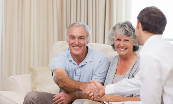 Seniorer med kvalitetssäkring man — Stockfoto