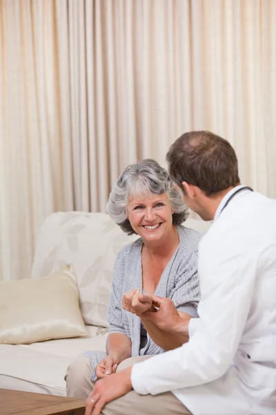 Doctor talking with his partient — Stock Photo, Image