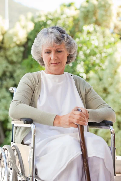 Mulher aposentada com sua bengala — Fotografia de Stock