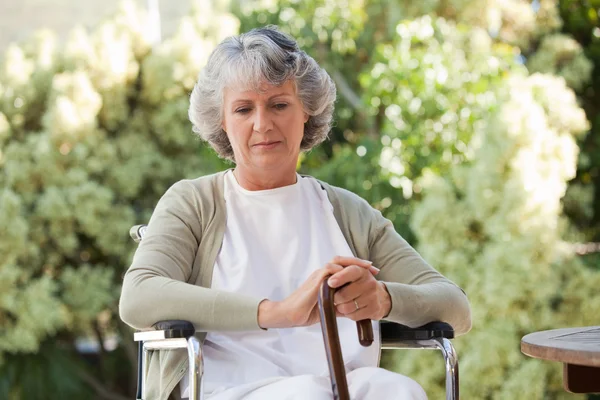Pensionerad kvinna med sin käpp — Stockfoto