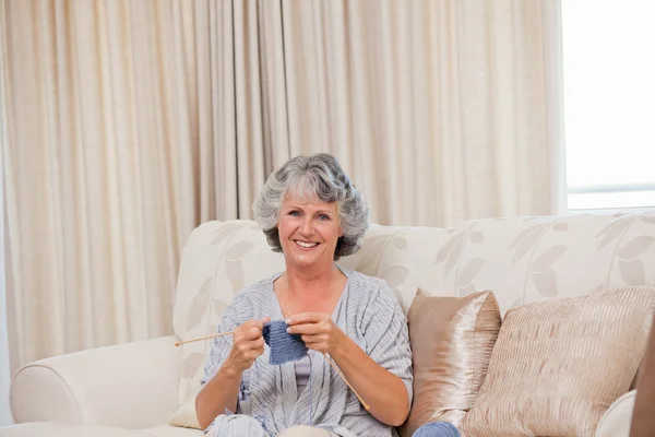 退職女性は自宅で編み物 — ストック写真