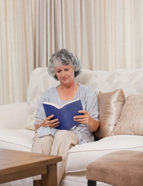 Femme âgée lisant son livre — Photo