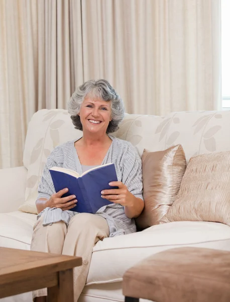 Starszy kobieta czytając jej książki — Zdjęcie stockowe