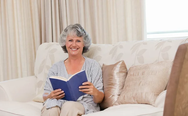 Seniorin liest ihr Buch — Stockfoto