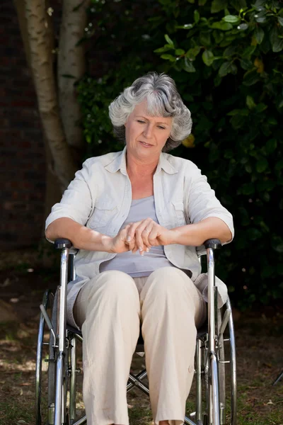 Улыбающаяся женщина в инвалидном кресле — стоковое фото