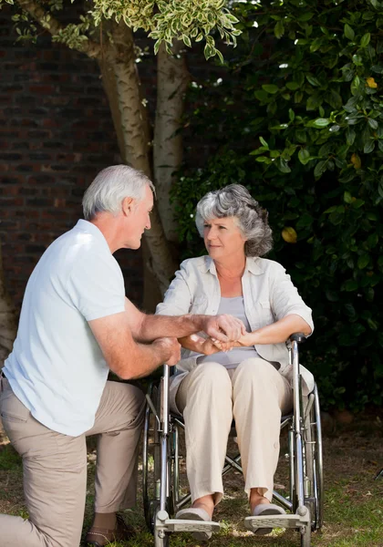 Ältere Paare im Garten — Stockfoto