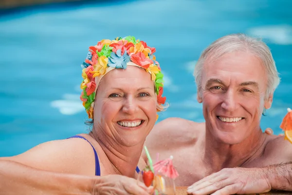 Счастливая зрелая пара в бассейне — стоковое фото