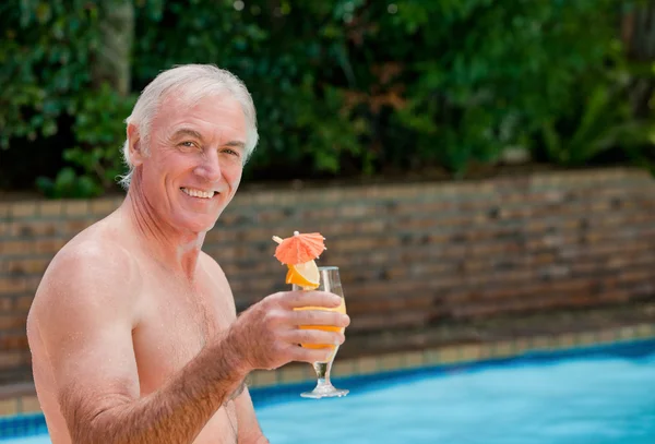 Äldre man i sin swimmingpool — Stockfoto