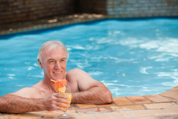 Senior man in zijn zwembad — Stockfoto