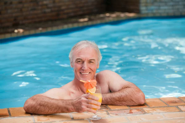 彼のスイミング プールでシニア男性 — ストック写真