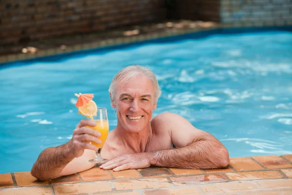 Hombre mayor en su piscina —  Fotos de Stock