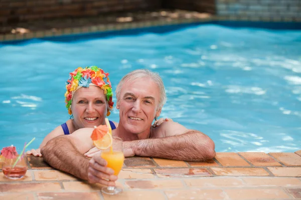 Gelukkige volwassen paar in het zwembad — Stockfoto