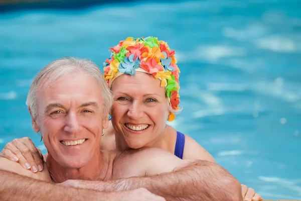 Feliz casal maduro na piscina — Fotografia de Stock