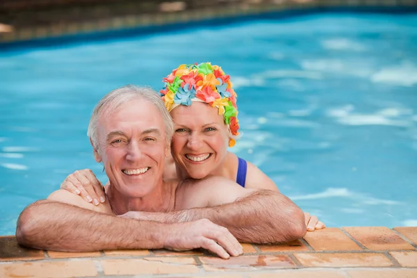 Šťastný starší pár v bazénu — Stock fotografie