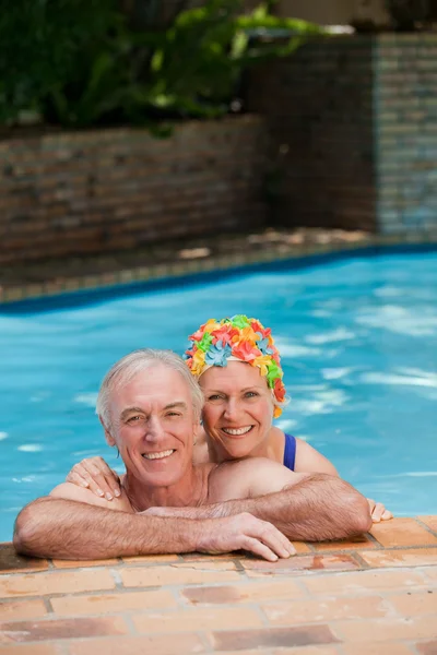 Šťastný starší pár v bazénu — Stock fotografie