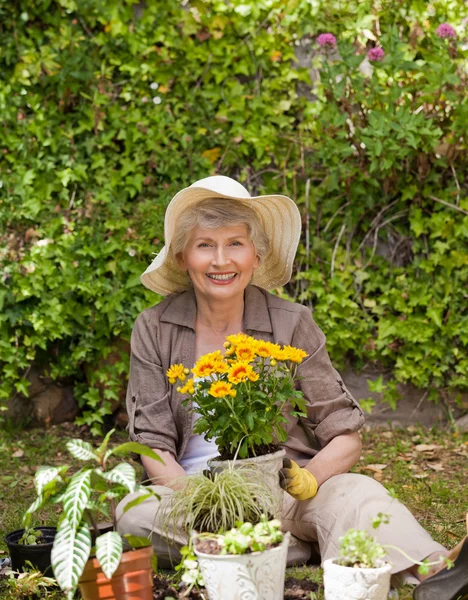 Bývalý žena pracující v zahradě — Stock fotografie