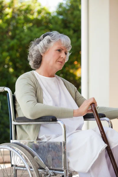 彼女の車椅子の年配の女性 — ストック写真