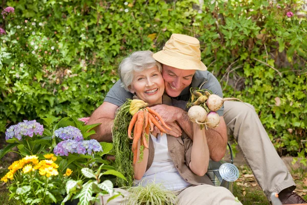 Man zijn vrouw knuffelen in de tuin — Stockfoto