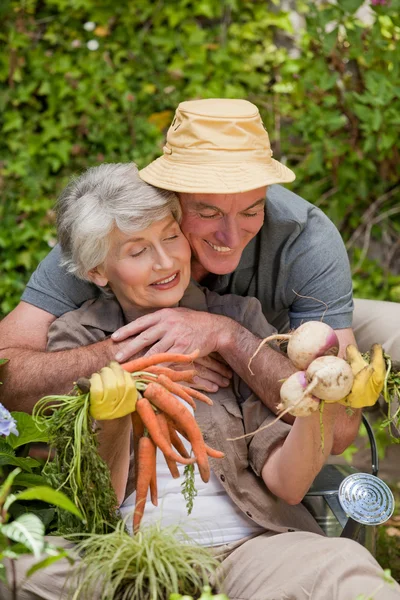 Man kramar sin kvinna i trädgården — Stockfoto