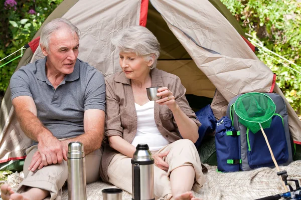 高齢者の庭でキャンプ — ストック写真