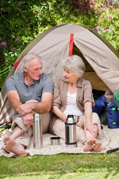 Seniors camping in the garden — Stock Photo, Image