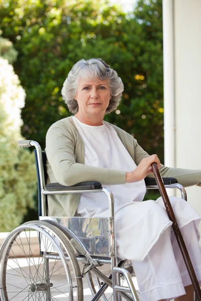 Femme âgée dans son fauteuil roulant — Photo