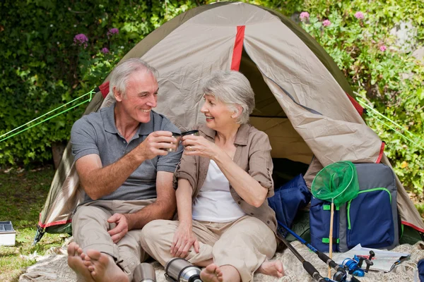 Senioren camping in de tuin — Stockfoto