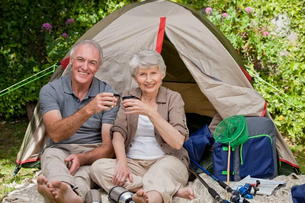 Senioren camping in de tuin — Stockfoto
