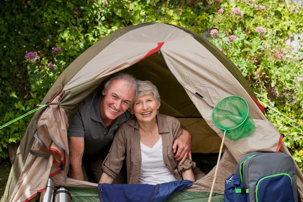 幸せなカップルの庭でキャンプ — ストック写真