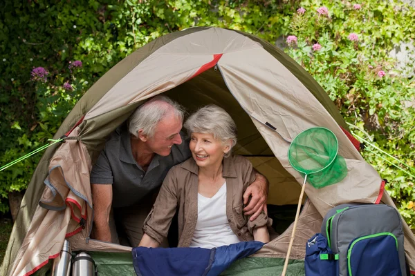 幸福的夫妻在花园里露营 — 图库照片