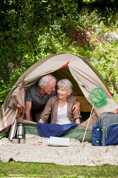 Para camping w ogrodzie — Zdjęcie stockowe