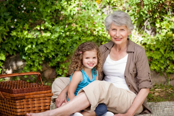 Großmutter mit Enkelin im Garten — Stockfoto