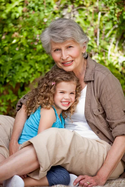 Бабушка с внучкой в саду — стоковое фото