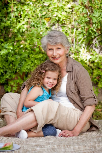 Babička s vnučkou v zahradě — Stock fotografie