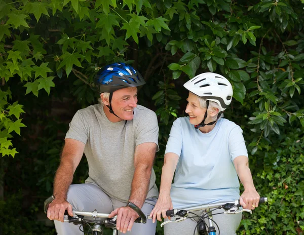 Seniorenpaar beim Mountainbiken draußen — Stockfoto