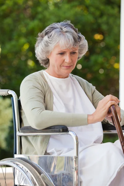 彼女の車椅子の年配の女性 — ストック写真